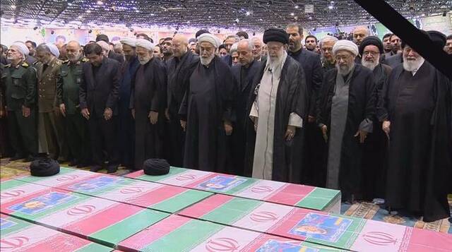 莱希告别仪式，伊朗最高领袖主持祈祷