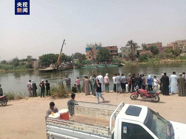埃及一中巴车坠入尼罗河，已致10人死亡
