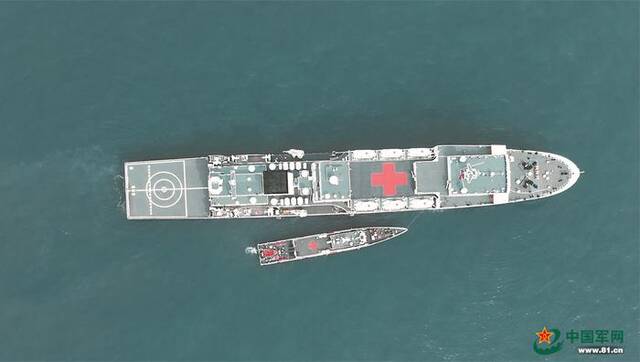 “和平方舟”与某型医疗艇组成编队开展海上联合搜救训练