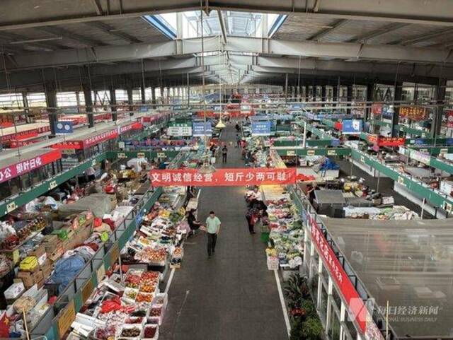 连云港海鲜蔬菜直销市场内景图片来源：每经记者舒冬妮摄