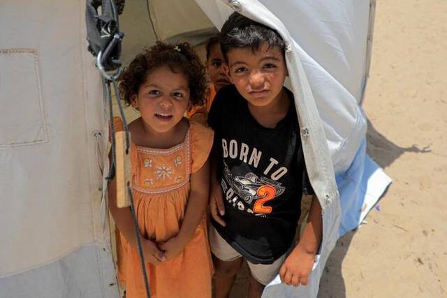 这是5月22日在加沙地带南部城市汗尤尼斯的一处难民营内拍摄的巴勒斯坦儿童。新华社发（里泽克·阿卜杜勒贾瓦德摄）