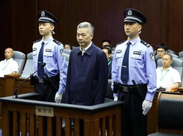 在贵州省副省长等职上敛财4.32亿！李再勇受审，他道德败坏、长期痴迷赌博