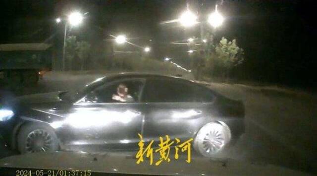 记者调查“城管碰瓷式假摔”事实真相：渣土车与私家车两司机系父子，私家车撞到巡查队员