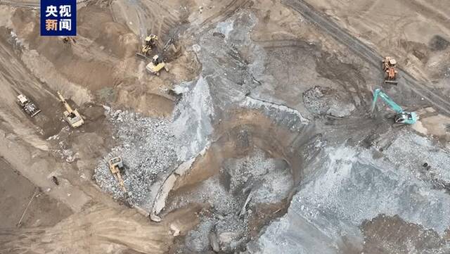 内蒙古一矿业公司发生塌陷事故4人下落不明 救援工作进行中