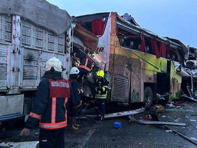 土耳其南部发生客车连环相撞事故 至少10人死亡