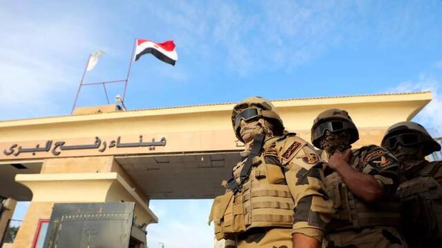 2023年10月31日，埃及士兵在位于埃及与加沙地带边境的拉法口岸站岗图源：英国“中东之眼”新闻网报道配图