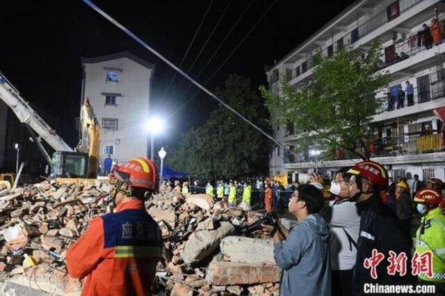 安徽铜陵坍塌居民楼救援一线：与时间赛跑