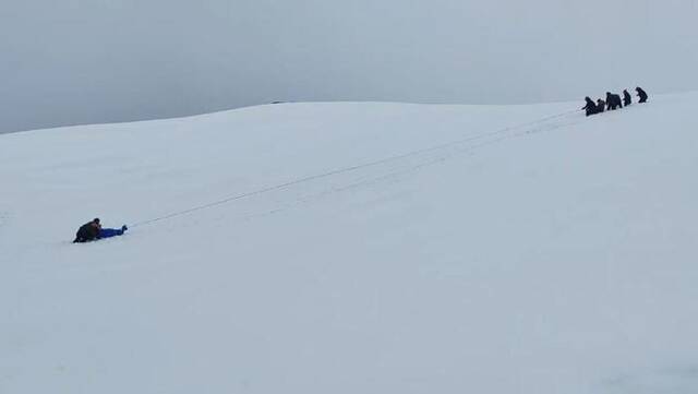 ▲雪地转运遇难者下山 视频截图