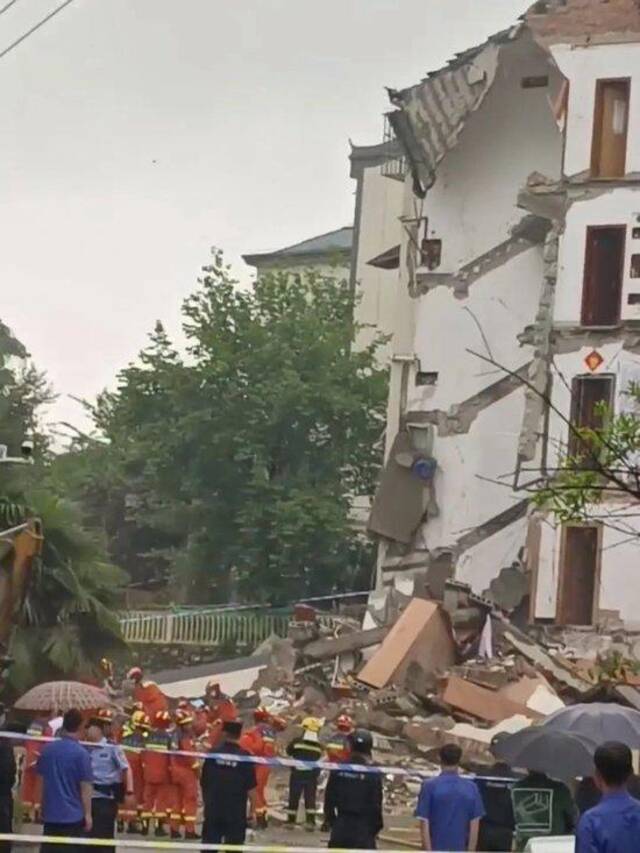 5月27日下午，房屋坍塌后，消防、公安力量前去救援/受访者供图