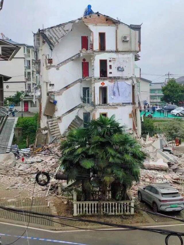 安徽一居民楼坍塌致4死，所在小区曾是当地老旧小区改造“标杆”