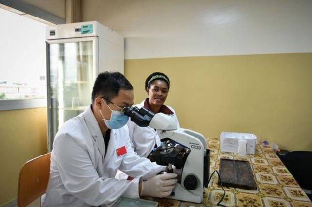 5月16日，在赤道几内亚马拉博地区医院，中国医生同当地同事一起检测样本。