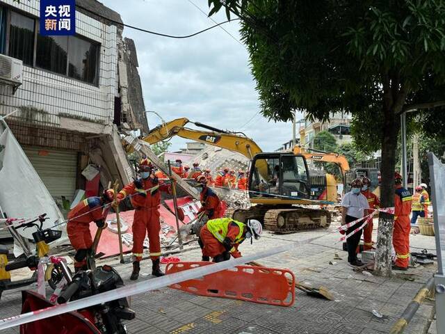 广西龙州一小学附近二层商铺倒塌5人被困，已有2人被搜救