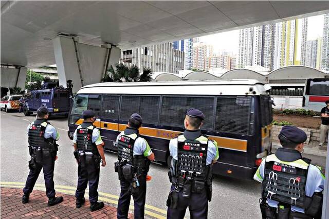 5月30日，14名被告被判罪名成立，由囚车押送往羁押（香港大公报）