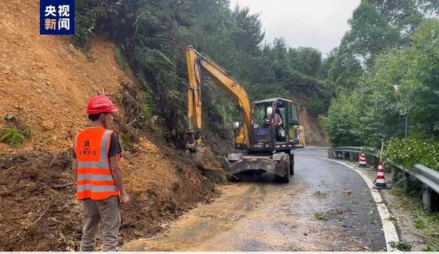 广西上林：强降雨导致边坡塌方 公路抢险人员紧急抢通