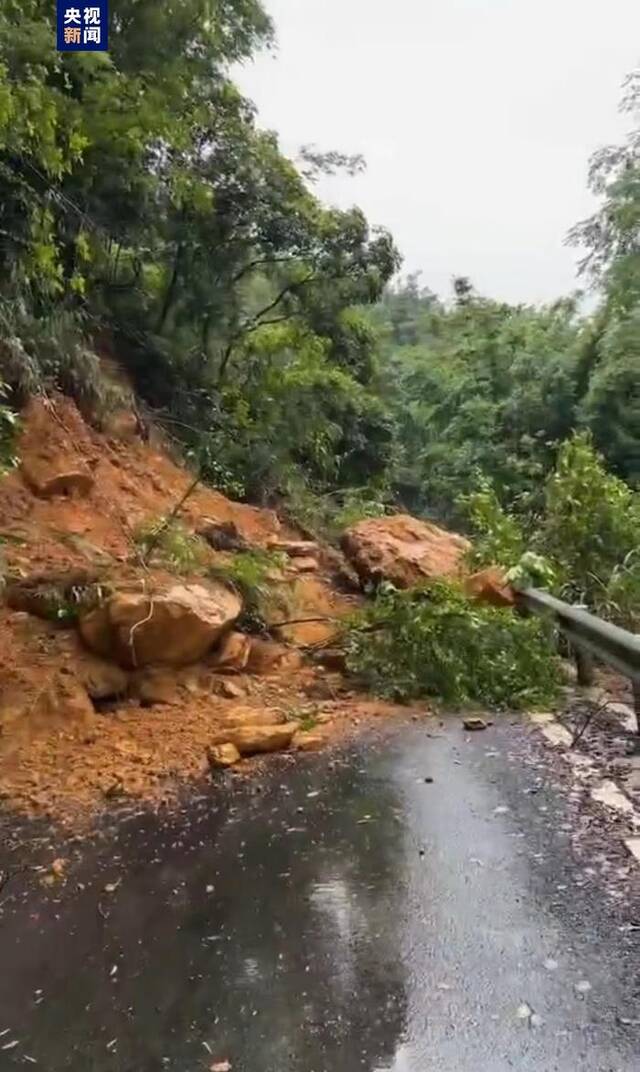 广西上林：强降雨导致边坡塌方 公路抢险人员紧急抢通