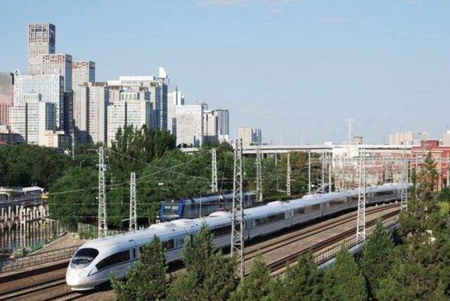 5月26日一列和谐号列车驶入北京火车站本报记者路炳阳摄