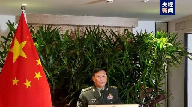 △中国军事科学院原副院长何雷中将在第21届香格里拉对话会期间的新闻吹风会上发言