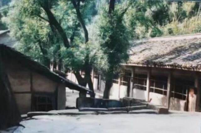 这是之江小学的前身——四川省南充市嘉陵区一所山区小学的校舍（资料照片翻拍）。