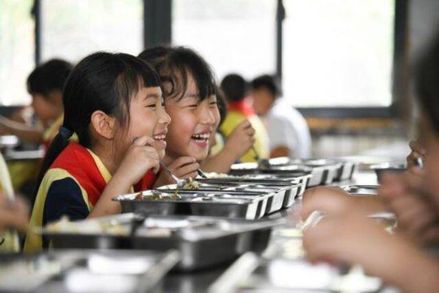 5月31日，学生在午餐时聊天。