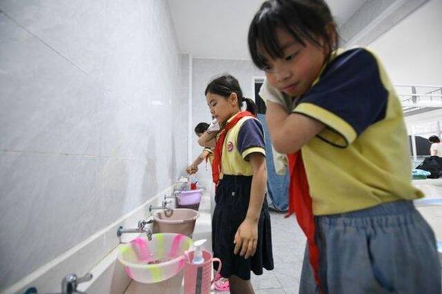 5月30日，学生在宿舍内洗漱。