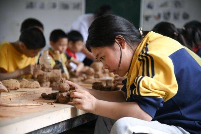 5月31日，学生在陶艺课上制作陶艺品。