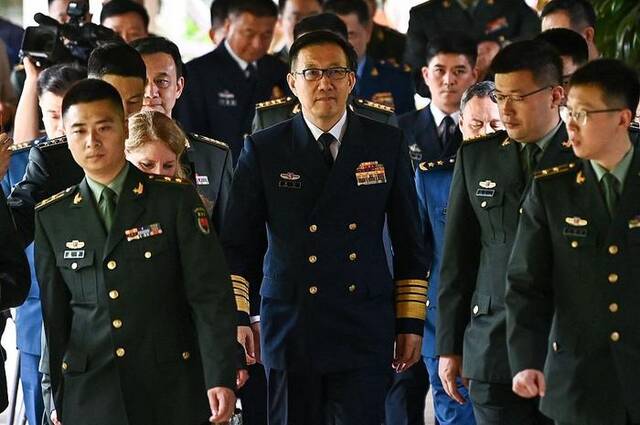 中美防长面对面谈了75分钟，双方就两军关系、台湾问题、南海问题等交换意见