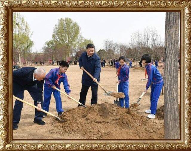 2019年4月8日，习近平总书记来到北京市通州区永顺镇的植树点，同大家一起植树。