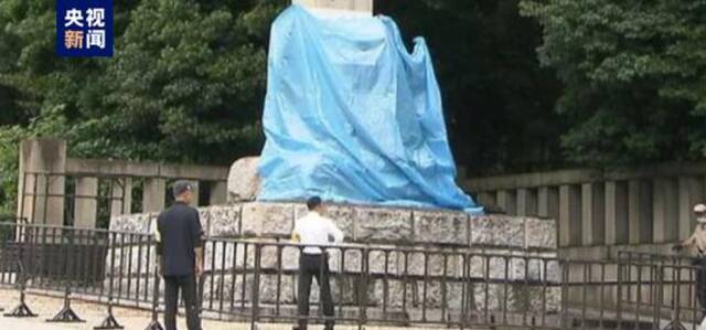 日本靖国神社石柱被红漆涂写英文“厕所”一词