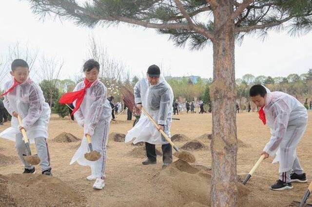 △2023年4月4日，习近平总书记来到北京市朝阳区东坝中心公园参加首都义务植树活动。这是总书记同孩子们一起植树。