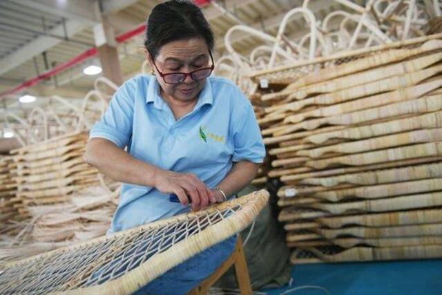 2023年9月7日，在位于汉中市的陕西良顺匠心实业有限公司，工作人员在编织藤制品。新华社记者张曼怡摄