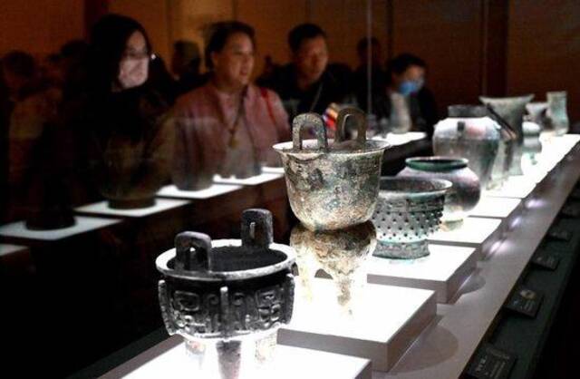 2024年2月26日，参观者在河南安阳殷墟博物馆新馆内观看展品。新华社记者李安摄