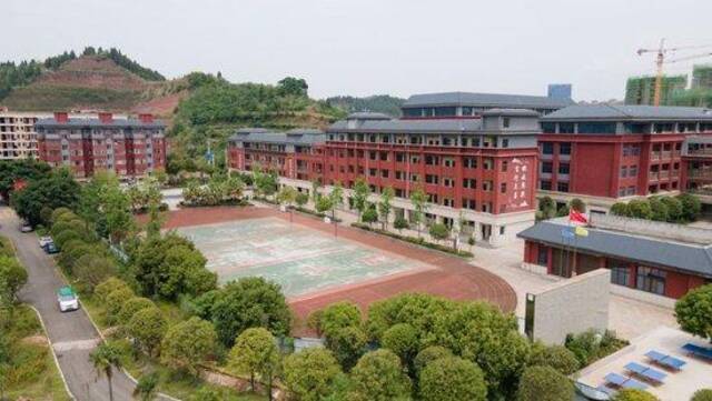 这是5月31日拍摄的之江小学校园（无人机照片）。新华社记者胥冰洁摄