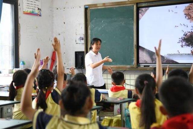 5月31日，学生在科学课上与老师互动。新华社记者胥冰洁摄