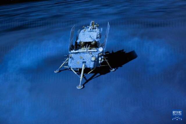 这是6月2日在北京航天飞行控制中心屏幕上拍摄的嫦娥六号着陆器和上升器组合体着陆月背的模拟动画画面。新华社记者金立旺摄