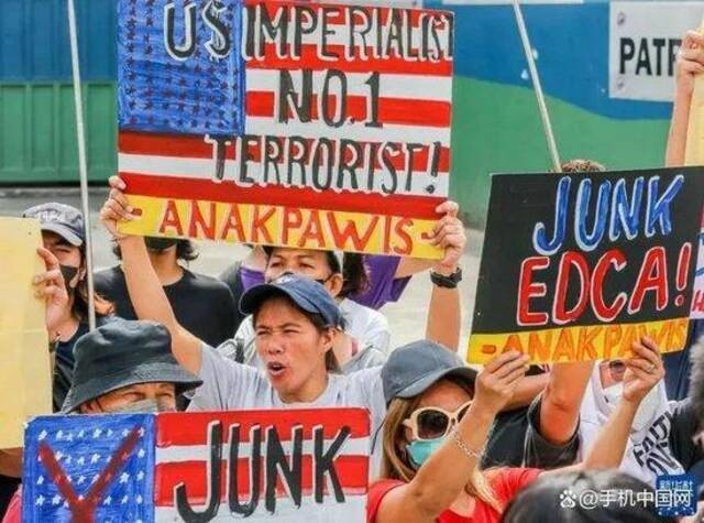 4月11日，在菲律宾首都大马尼拉地区奎松城，民众参加集会活动，抗议菲律宾和美国军方举行联合军事演习图：手机中国网转引自新华网