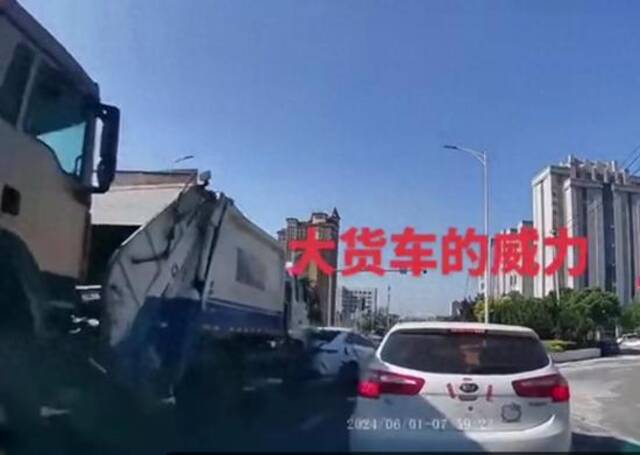 右侧车道一辆车的行车记录仪，拍摄下大货车疑似失控后顶着垃圾车追尾多车的瞬间视频截图