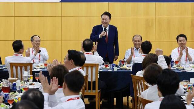 图为5月30日，尹锡悦参加“国民力量党第22届国会议员研讨会”并与执政党议员们共同饮酒图源：韩媒