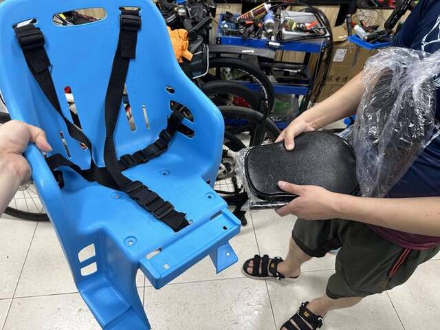 美利达自行车六里桥店出售的两款自行车儿童座椅。新京报记者慕宏举摄