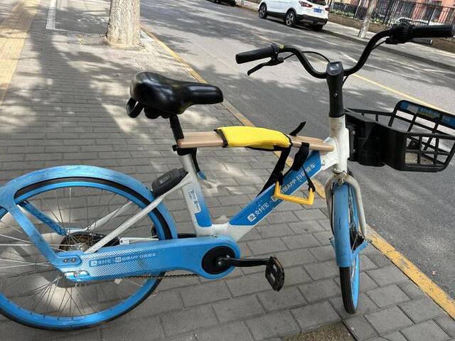 安装了“共享单车儿童座椅”的共享单车。新京报记者彭镜陶摄