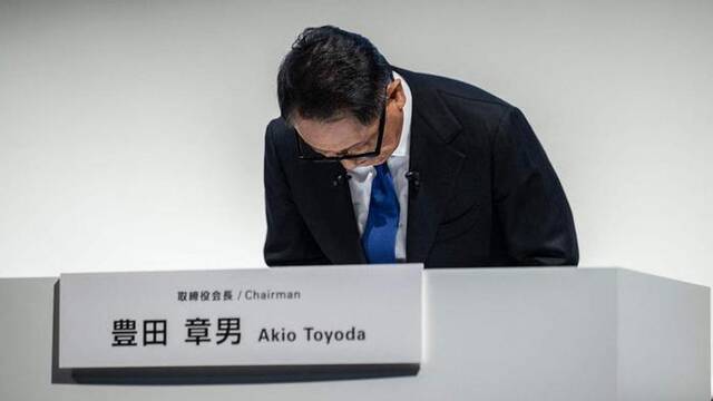当地时间2024年6月3日，日本东京，丰田汽车董事长丰田章男在新闻发布会上道歉。