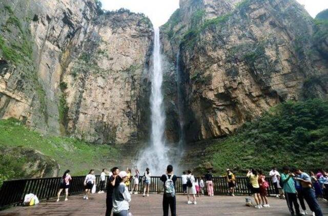 河南云台山辟谣“人造瀑布”：瀑布是自然景观，水管在枯水期辅助引水