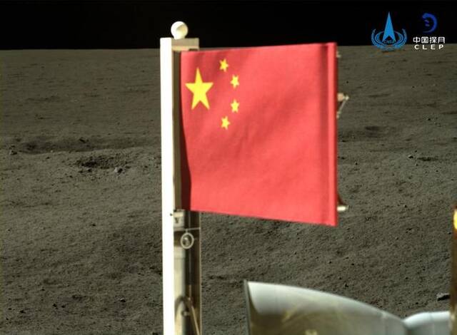 嫦娥六号在月球表面的国旗展示影像。（国家航天局供图）