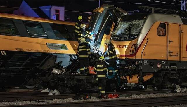 捷克两列车相撞事故已致4人死亡 货列化学品未泄漏
