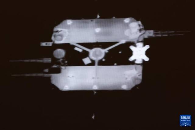 新华全媒+丨嫦娥六号完成月球轨道交会对接与在轨样品转移