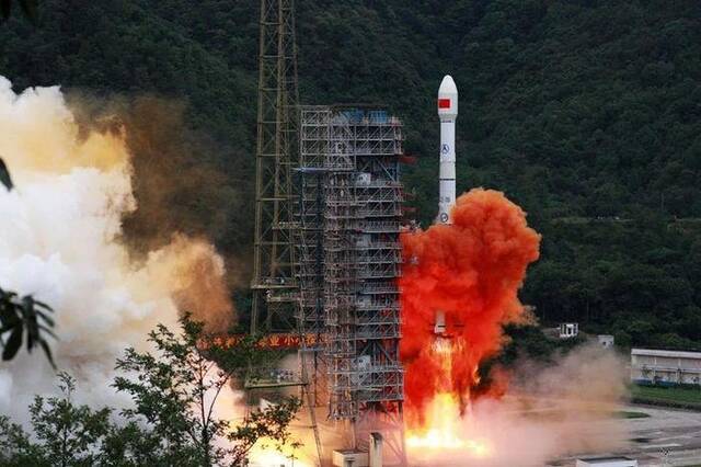 △2020年6月23日，我国北斗三号全球卫星导航系统最后一颗组网卫星在西昌卫星发射中心点火升空。同年7月，北斗三号系统正式开通全球服务，“中国的北斗”真正成为“世界的北斗”。