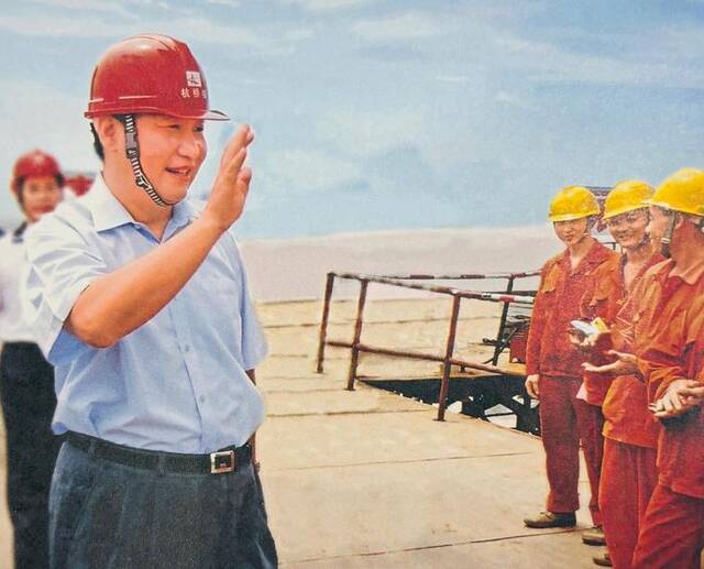 △2006年7月12日，习近平在杭州湾跨海大桥嘉兴市海盐段建设工地慰问工人。