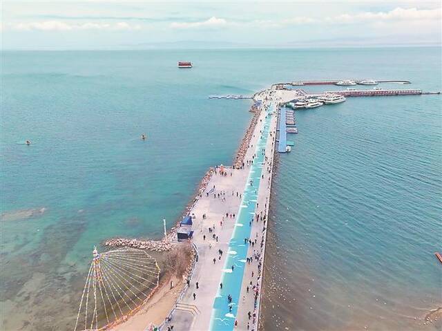 近日，游客在青海省海南藏族自治州共和县青海湖二郎剑景区内观光。