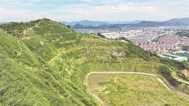 近日，在浙江省台州市，生态修复后的路桥区螺洋街道大岙里村废弃矿山植被复绿。图片来源：视觉中国