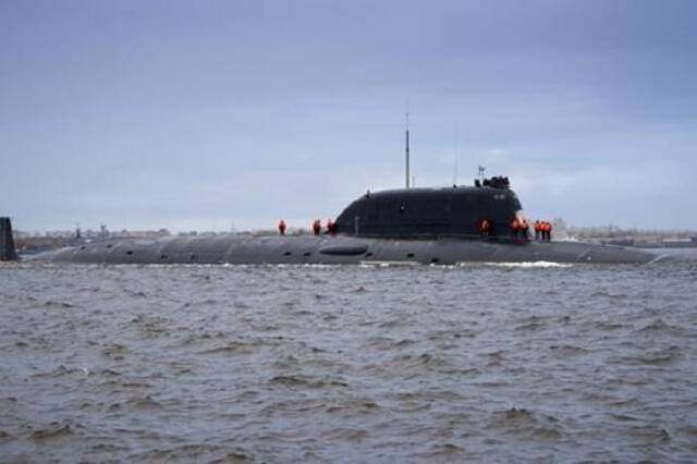 冷战期间，苏联曾在古巴设置了潜艇基地，苏联解体后，实力下降的俄罗斯海军鲜见派潜艇访问古巴。图为在水面航行的“喀山”号核潜艇。