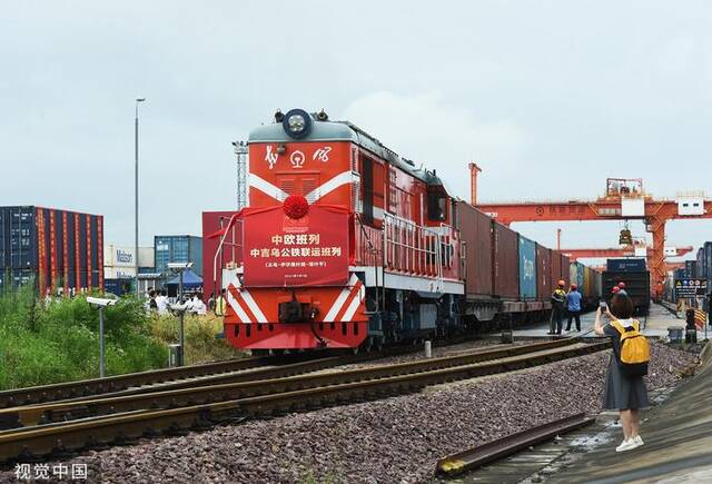 2022年10月13日，江苏连云港，首列中吉乌“公铁联运”国际货运班列在上合组织国际物流园铁路场站发车。（视觉中国）